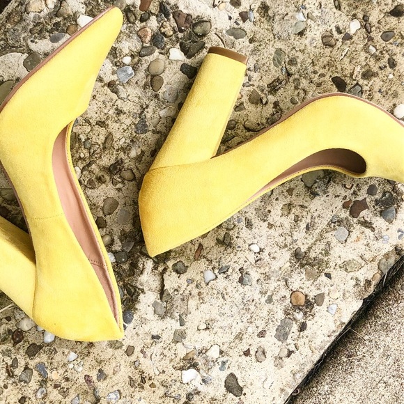 🆕 NWOB Yellow chunky block heel with pointed toes - Picture 2 of 8
